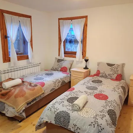 Ferienhaus Lyutovi *