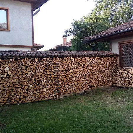 Lyutovi Ferienhaus Kopriwschtiza